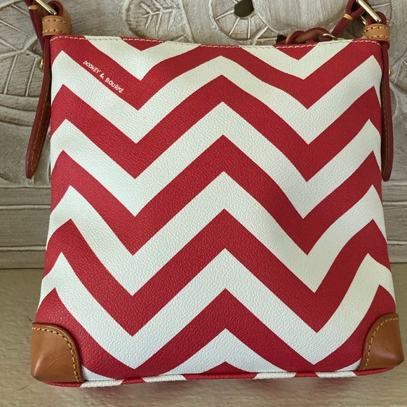 👠Dooney & Bourke Red/White Chevron Letter Carrier Crossbody Handbag Purse - Picture 3 of 12